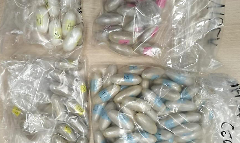 In viaggio con 100 ovuli di sostanze: arrestato