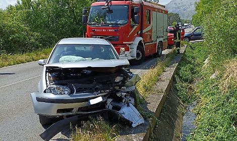 Perde il controllo dell'auto e va fuori strada: paura per una donna