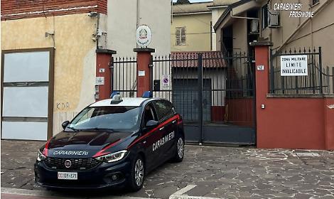 Infrange le vetrine e ruba due computer da un negozio. Denunciato