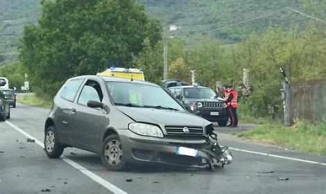 Scontro tra due auto: conducenti in ospedale