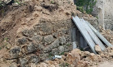 Cede un muro, intervento immediato del Comune