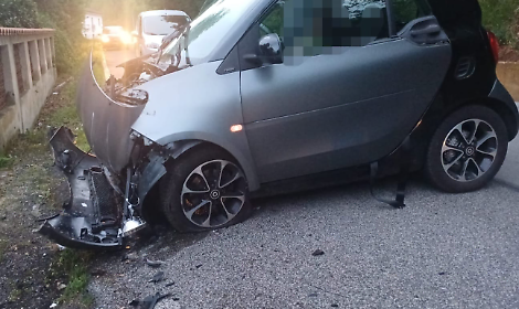 Perde il controllo dell'auto e finisce contro un muro