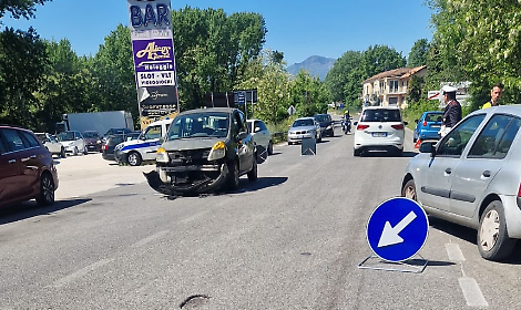 Scontro fra tre veicoli. Ferita una donna