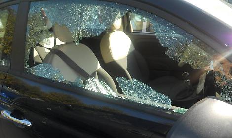 Atto vandalico in pieno centro: danneggiate le auto in sosta