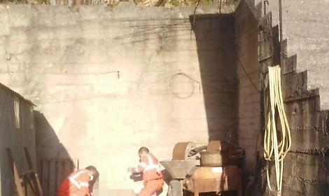 Precipita da una scala per oltre sei metri: operato a Roma, resta grave