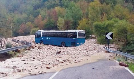 Si sente male ma l'ambulanza &egrave; bloccata dalla frana: dopo l'operazione muore il 54enne