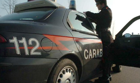 Entrano a scuola e rubano i soldi dei distributori automatici