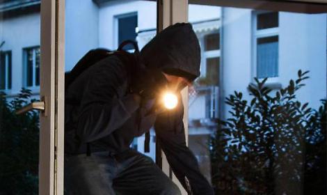 Rubano i ricordi della madre defunta: &laquo;Vi perdoniamo, ma riconsegnateceli&raquo;