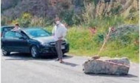 Grosso masso cade sulla provinciale: pericolo rimosso a tempo di record