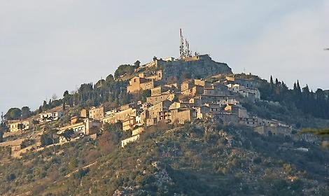 Consigliere accusato di furto: 'vespaio' di reazioni tra incredulit&agrave; e condanna