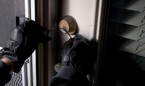 Ondata di furti: i cittadini, esasperati, organizzano le ronde per difendersi