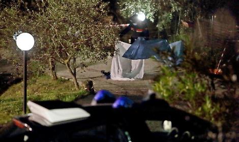 Ladro ucciso in giardino: caccia aperta alla banda. Attesa per l'autopsia