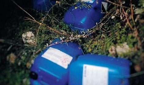 Taniche abbandonate vicino al cimitero: all'interno un liquido sospetto