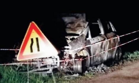 Auto divorata dalle fiamme, miracolato il conducente: forte lo choc