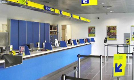 Disservizi all'ufficio postale, terminati bloccati: esplode la protesta