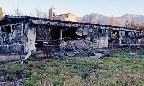 Incendio in un capannone: in poco tempo le fiamme divorano la struttura