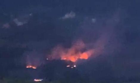 Rogo vicino il lago, la terra brucia in due punti diversi: pompieri in azione