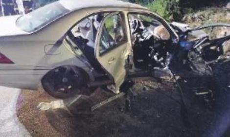 Auto si schianta contro un muretto. Coinvolti tre ragazzi