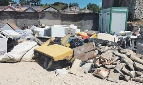 Cumuli di rifiuti al cimitero. L'indignazione dei cittadini