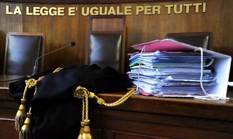 Baci e abbracci durante le ore di lezione: alunne molestate