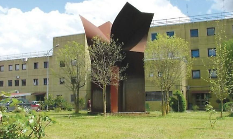 Distrugge il braccialetto elettronico e picchia i genitori: arrestato