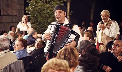 Una cena sotto le stelle per gli anziani del paese: l'iniziativa
