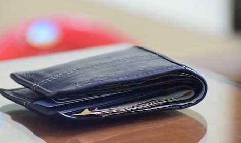 Trova un portafoglio pieno di soldi e lo restituisce. Il plauso del sindaco