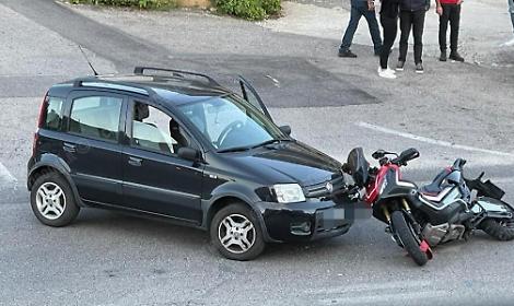 Incidente sulla superstrada, si scontrano un'auto e una moto