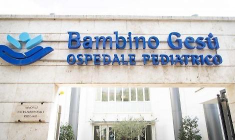 Auto finisce contro un albero. Fuori pericolo la bimba di otto mesi