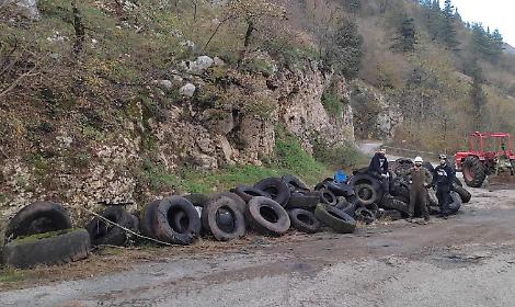 Mille pneumatici abbandonati recuperati sul Tracciolino