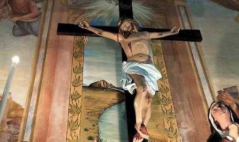 I cittadini restaurano gli affreschi della chiesa monumentale