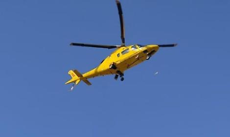 Cade sulla pista da sci e sbatte la testa. Donna in gravi condizioni