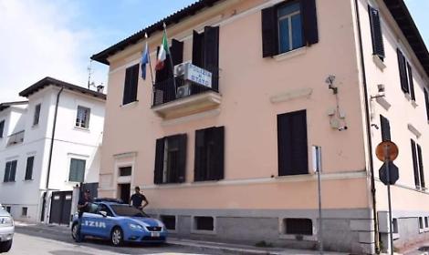 Scappa con la figlia di due anni. Ricercata una donna