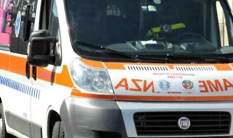 Perde il controllo del mezzo ed esce fuori strada. Ferito l'autista