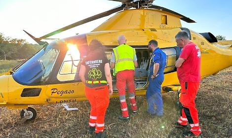 Cade dal secondo piano mentre gioca. Quattordicenne soccorso con l'elicottero
