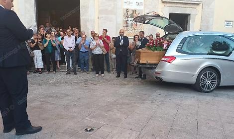 Incidente mortale con la motosega. Lo straziante addio a Bruno