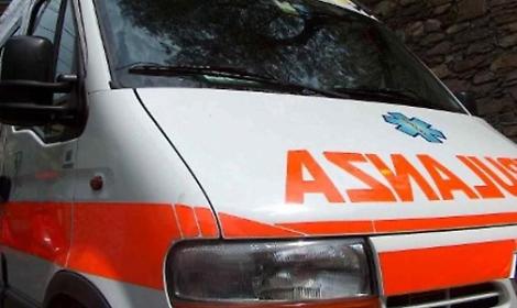 Furioso litigio tra pedone e automobilista: giovane finisce al pronto soccorso