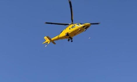 Cade e batte il volto in piscina. Ferita una bambina