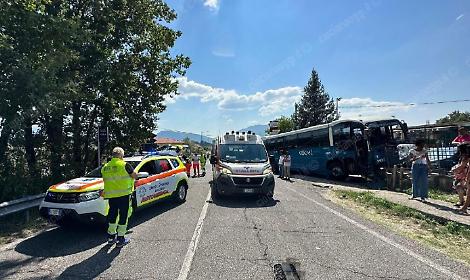 Incidente sulla statale 509. Coinvolti un autobus e diverse auto. Una donna trasportata in eliambulanza