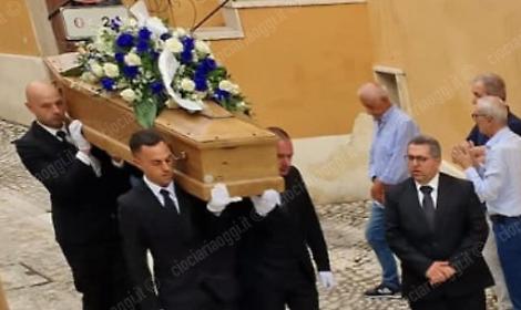 Una folla in lacrime per l'addio ad Alessandro Muscedere