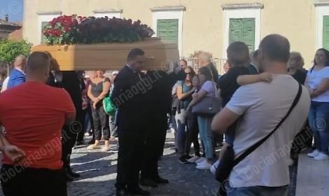 Straziante addio a Iris: lacrime, palloncini bianchi e lutto cittadino