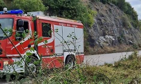 Auto finisce fuori strada: ferito un trentasettenne