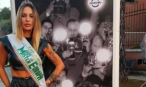Silvana Mersinaj sul red carpet con la fascia di Miss Europa Lady
