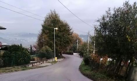 Scavalca la recinzione e incendia l'auto. Ripreso dalle telecamere