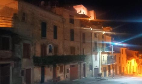 La torre del castello Caetani &egrave; sempre al buio