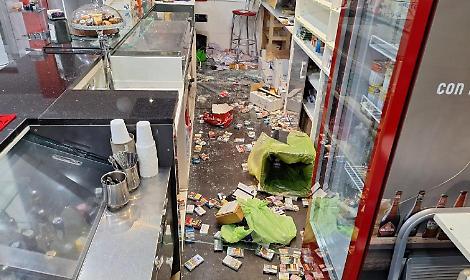 Rompono la vetrina e svaligiano il bar. Bottino da 10.000 euro