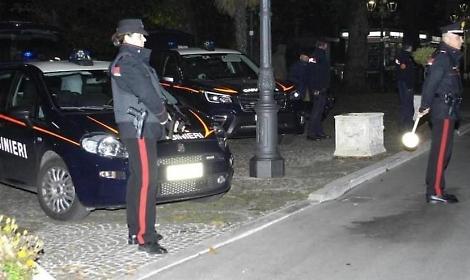 Maltrattamenti in famiglia e rapina: arrestata una donna