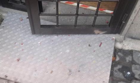 Petardi davanti alla porta di un negozio, scatta l'allarme
