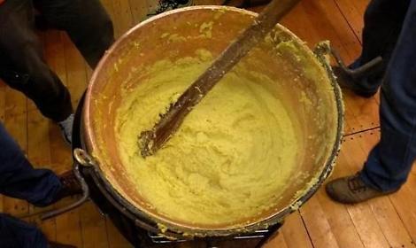 Si rinnova la tradizione con polentata e vino rosso