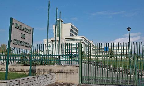 Anziano raggirato dalla badante che gli prosciuga il conto